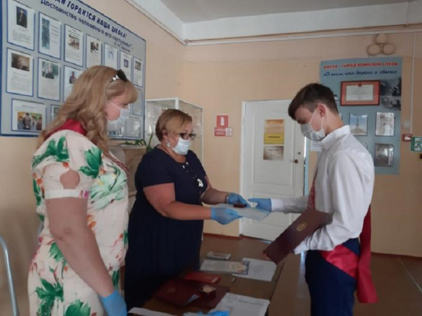 Сегодня, 16 июня, в Анапе начали вручать аттестаты выпускникам