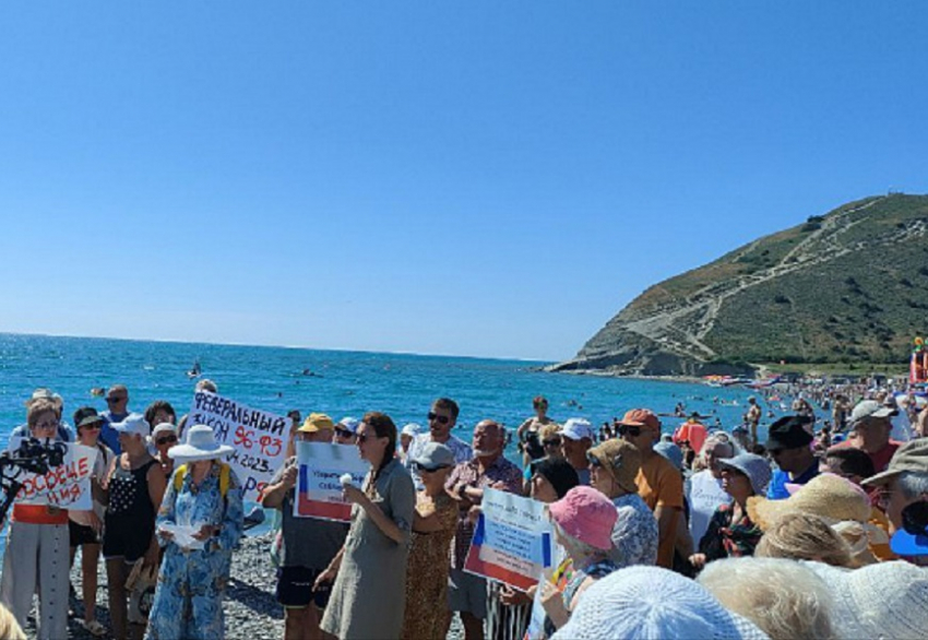 Анапчане и туристы митингуют против перекрытия пляжа в Сукко