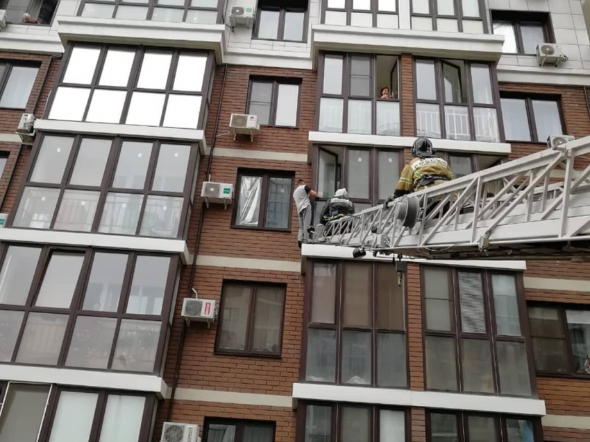 В Анапе пожарные не дали мужчине спрыгнуть с балкона