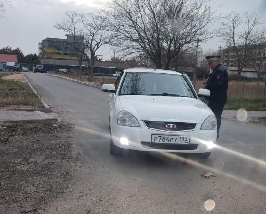 Водитель «Приоры» в Анапе пересёк две сплошные и был найден полицей