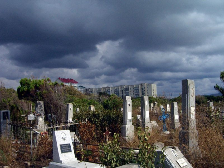 Анапчанин считает, что каждый должен помочь восстановить кладбище на Высоком берегу 