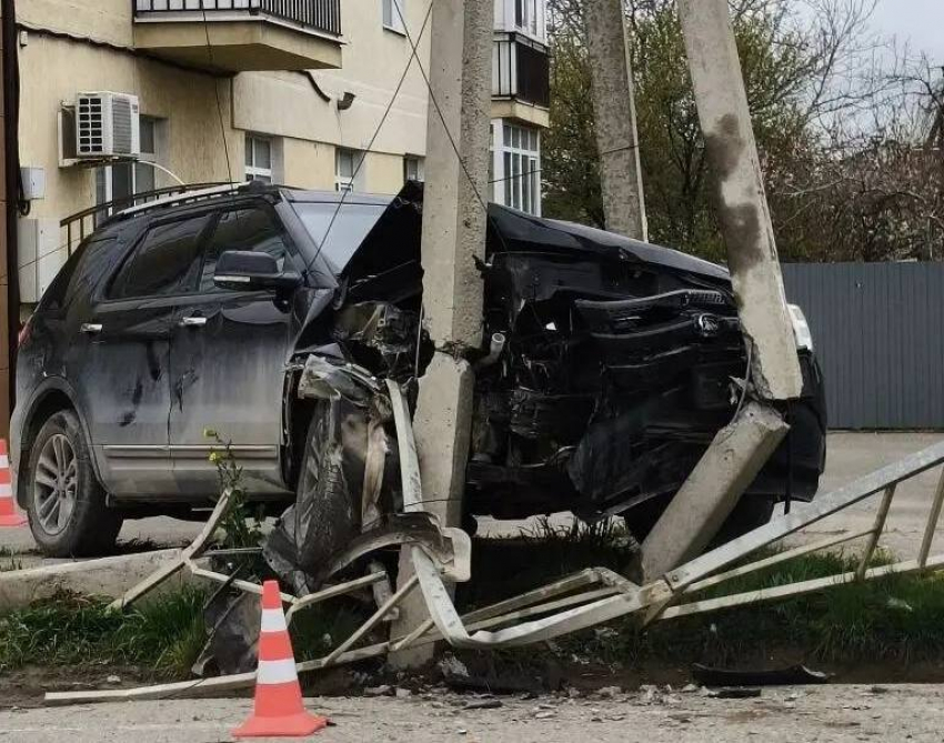 Авария с иномаркой повредила ЛЭП в пригороде Анапы
