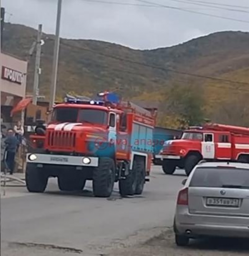 В Сукко под Анапой разгорелся пожар