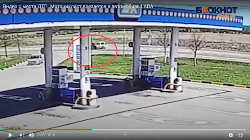 Видео с места ДТП. Мотоциклист врезается в автомобиль LADA
