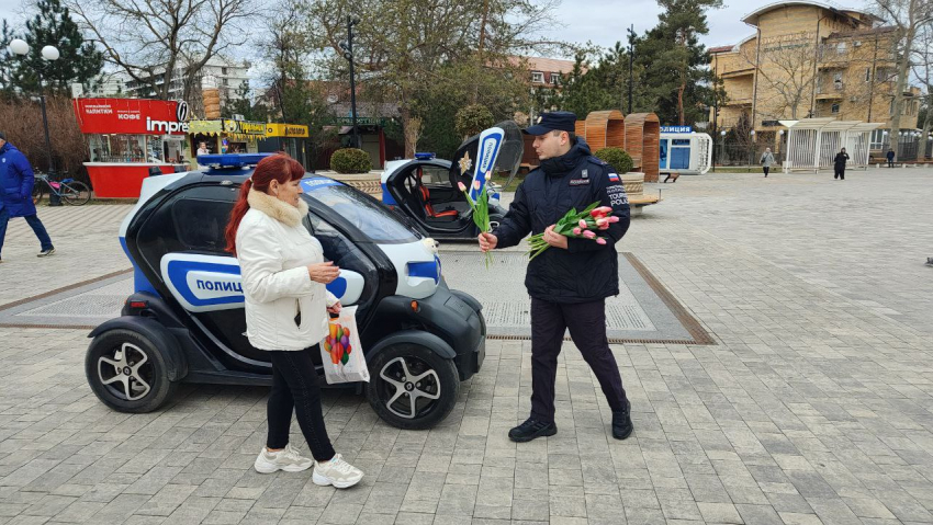 Полицейские Анапы поздравляли женщин с 8 Марта цветами на улицах города