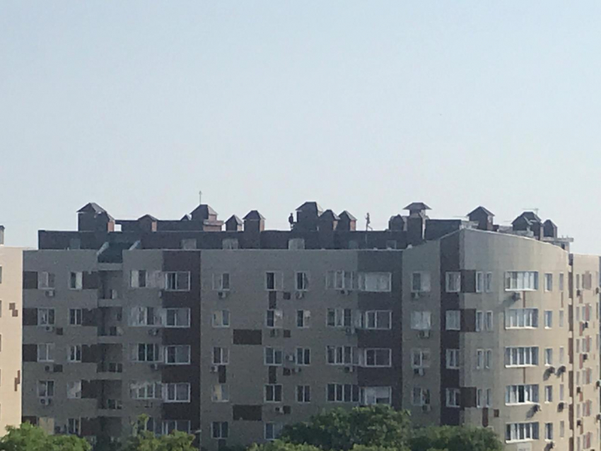Прямо сейчас в Анапе дети бегают по крыше многоэтажки