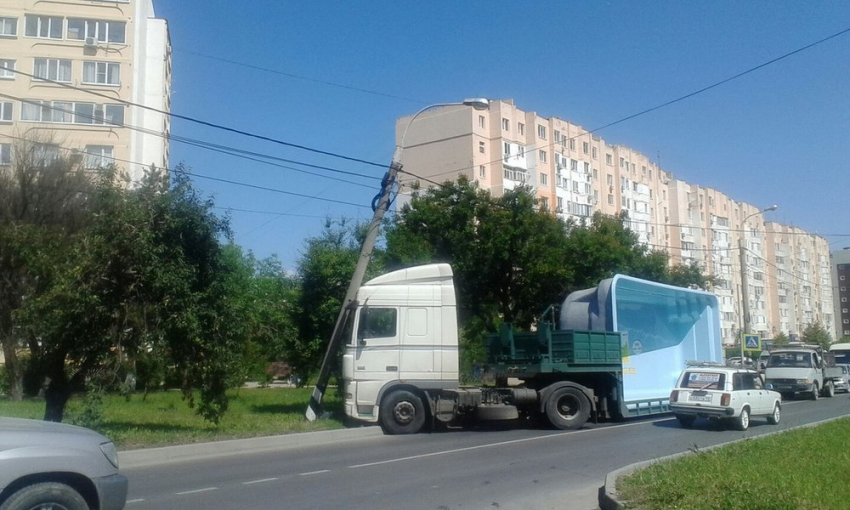 В Анапе фура с бассейном врезалась в опору ЛЭП