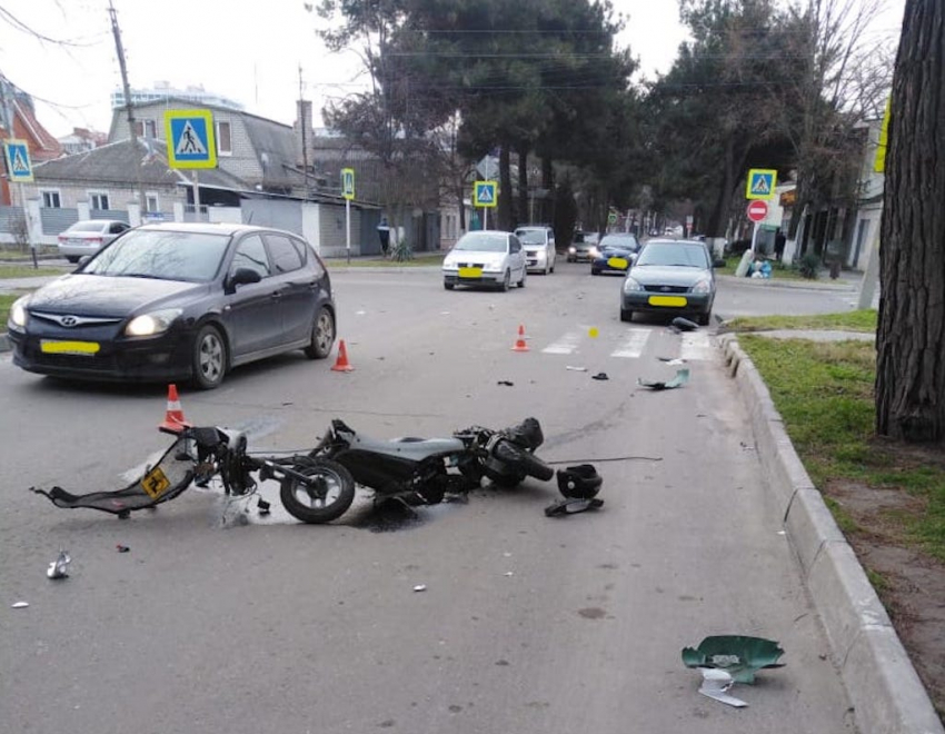 Появилось видео с места ДТП в Анапе. Скутерист доставлен в травматологию