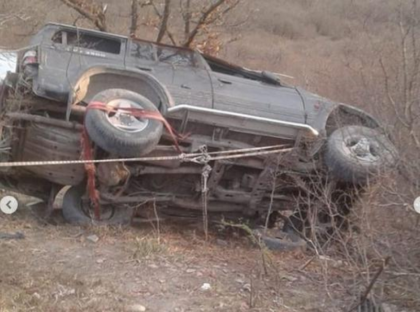 Недалеко от Анапы в результате ДТП водителя прижало под внедорожником