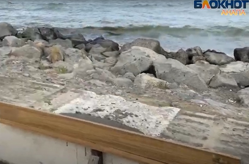 На нижней набережной в Анапе реконструируют скамейки