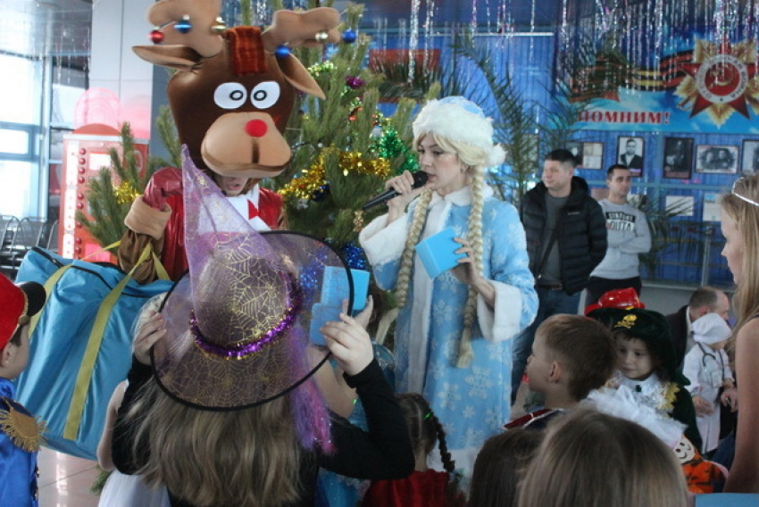 Полицейский Дед Мороз устроил на анапском ж/д вокзале новогоднее шоу