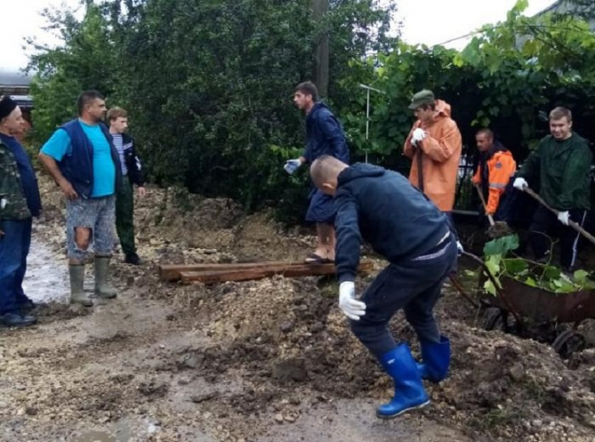 В ликвидации последствий стихии в Анапе принимают участие и добровольцы