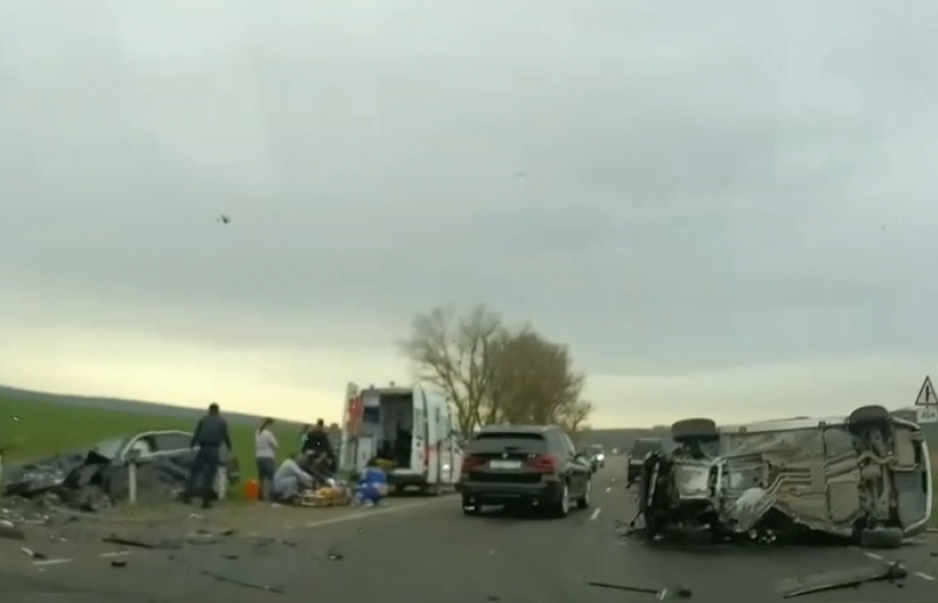 Жёсткая авария под Анапой: на трассе столкнулись два «бумера"