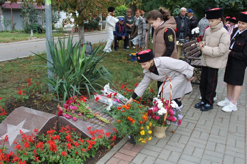 В Анапе почтили память партизанки Кати Соловьяновой