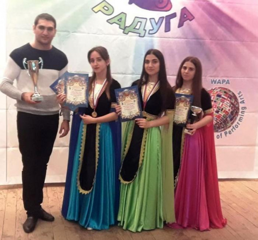 Армянские танцоры «порвали» зал на фестивале «Радуга»