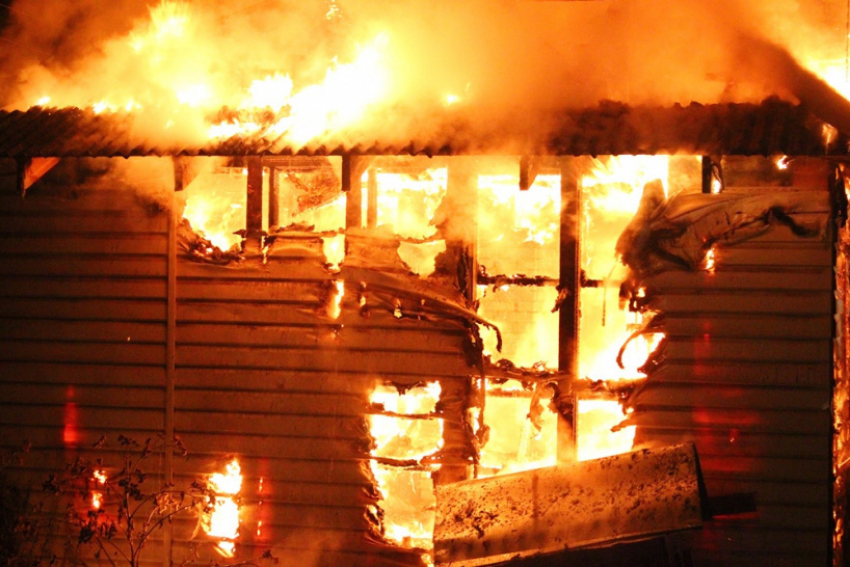 В Анапе на улице Крылова сгорела сторожевая будка