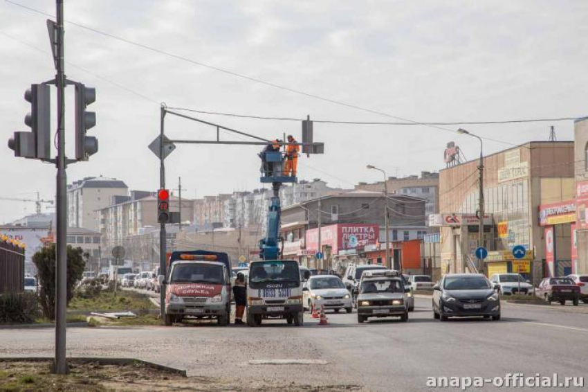 Запуск светофора на перекрестке Чехова и Парковой в Анапе стал одной из причин пробки 
