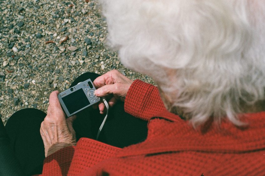 Как бритоголовый  внук помог бабушке в Анапе отремонтировать фотоаппарат без денег