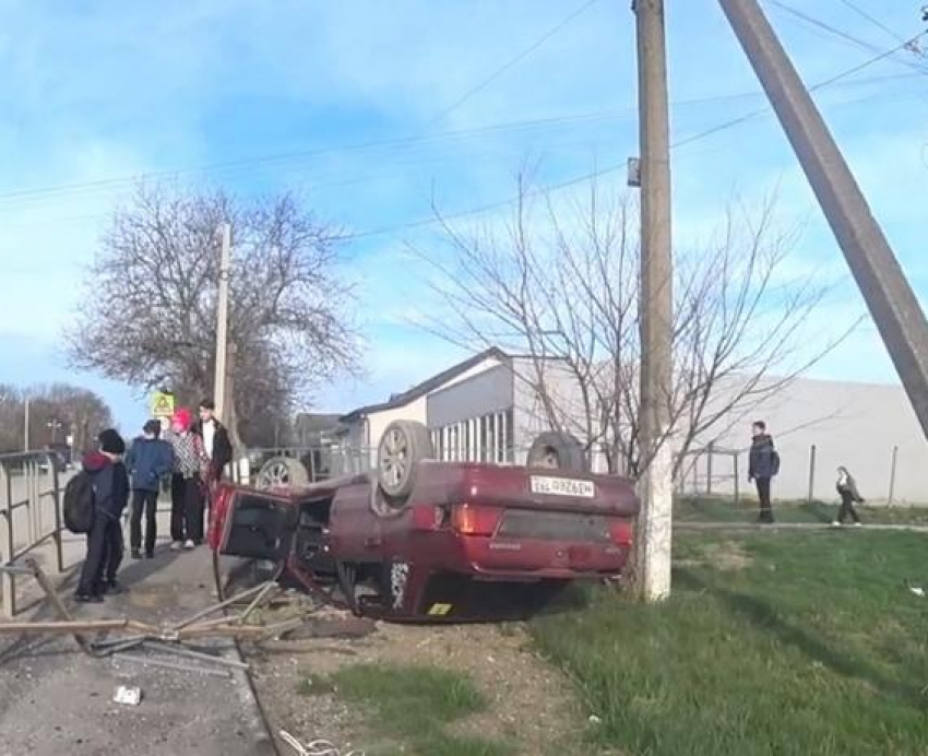 В Гостагаевской под Анапой «Лада» снесла ограждение и перевернулась