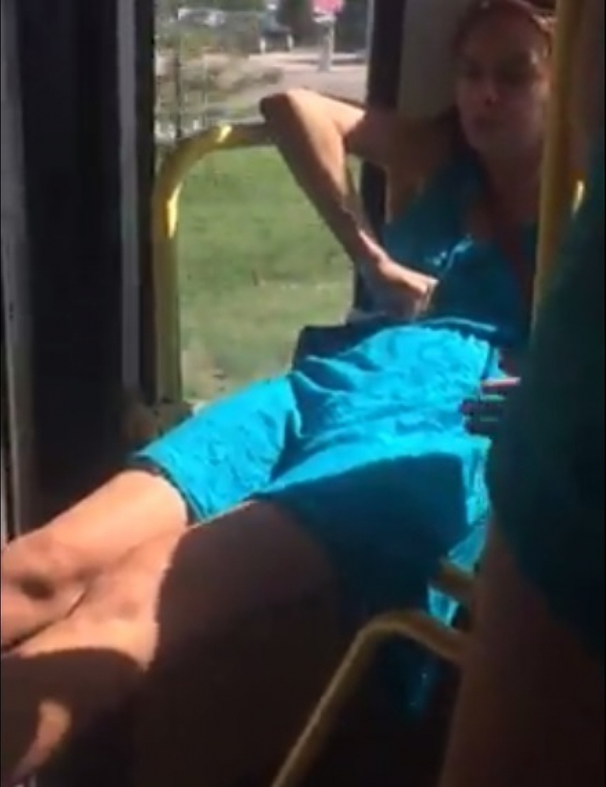 Дерзкая женщина в анапском автобусе заблокировала проход ногами