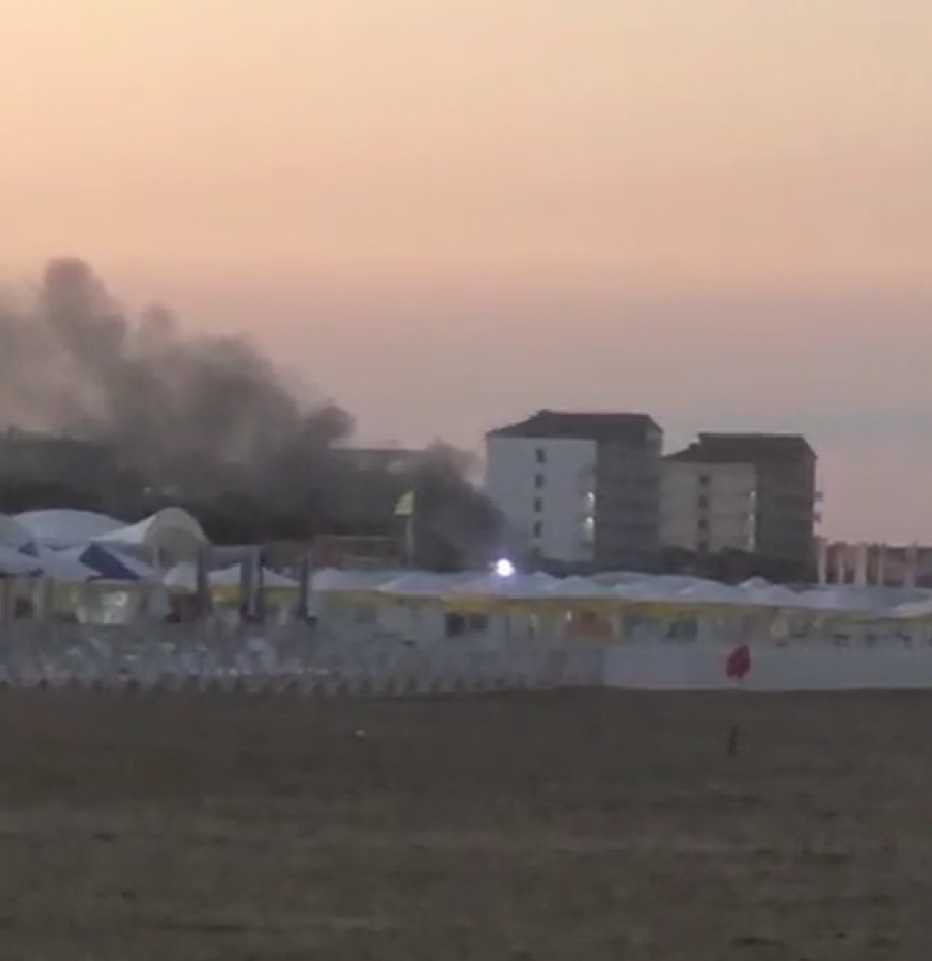 12 человек эвакуировали в Анапе по причине пожара рядом с пляжем