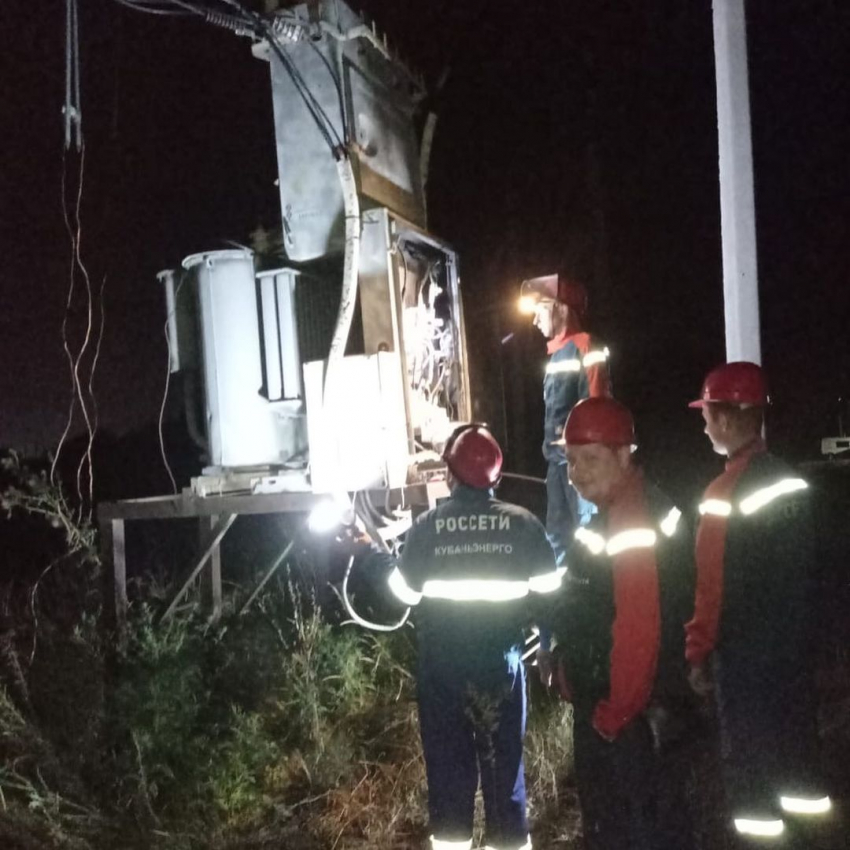 Дома, оставшиеся без электричества в Анапе, обещают подключить к дизель-генераторам