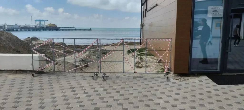 В Анапе оградили участки пляжа из-за работ по отсыпке песка