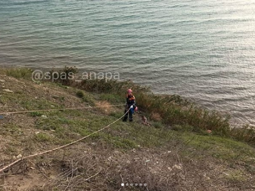Анапские спасатели сняли с обрыва застрявшего мужчину