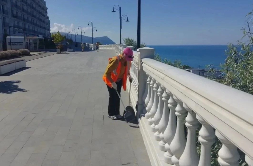 В Анапе усилили уборку набережной и курортных зон