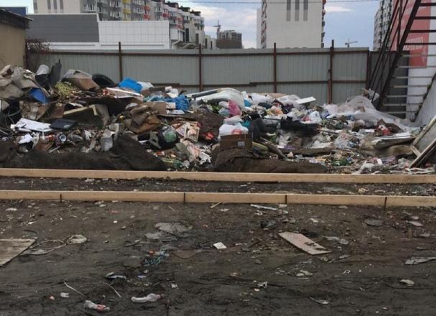 Анапчане обеспокоены свалкой мусора, которая образовалась во дворе ГСК на улице Чехова