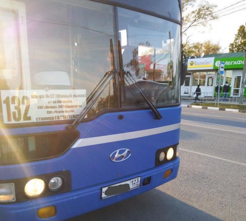 Водитель автобуса из-за того, что у пенсионерки не было наличных, увёз её в Анапскую