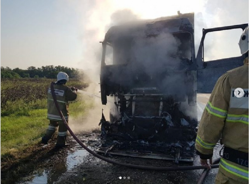 На дорогах Кубани сгорели две фуры, одна – возле Юровки под Анапой