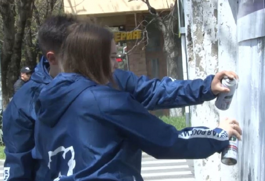 В Анапе «БОБРы» закрасили более пятисот наркотрафаретов