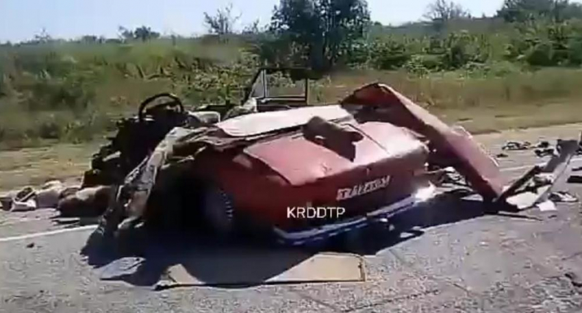Легковой автомобиль превратился в груду металла: в ДТП под Анапой погиб человек