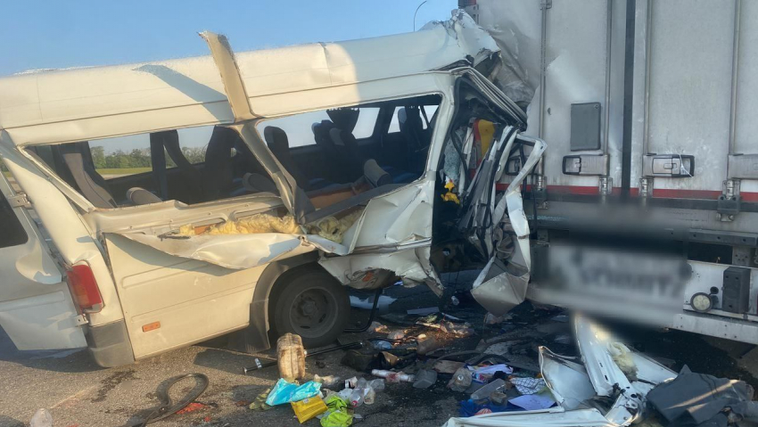Пассажирка автобуса из Анапы погибла в страшной аварии в Кущевском районе