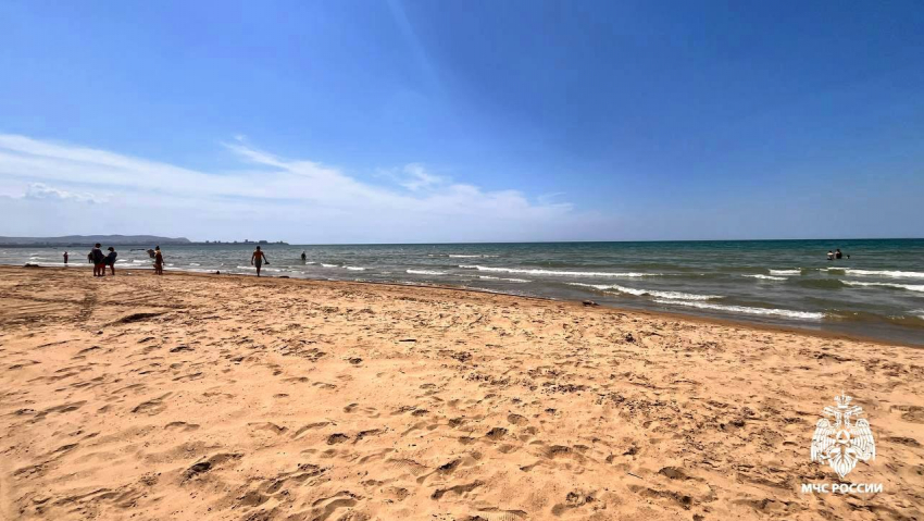 В Анапе спасли женщину во время очистки Черного моря от мазута