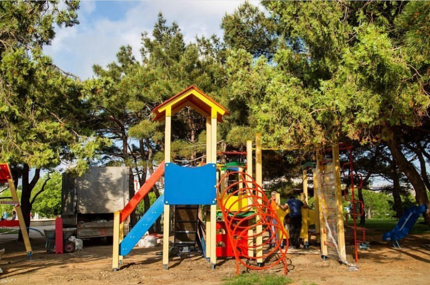 Новую яркую детскую площадку устанавливают в Ореховой роще Анапы 