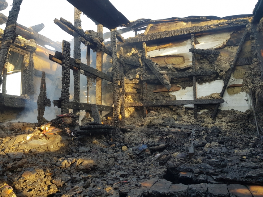 Ночью в Варваровке под Анапой  сгорел дом