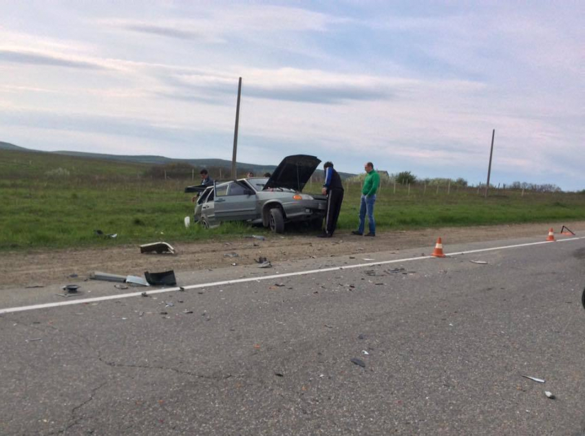 В ДТП под Анапой два автомобиля разлетелись в разные стороны