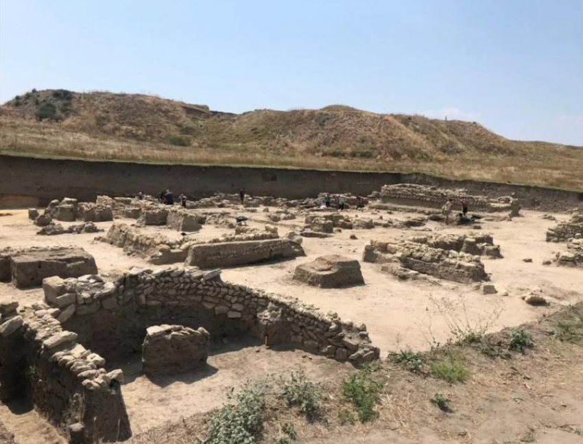 Недалеко от Анапы археологи начали исследовать винодельню при храме