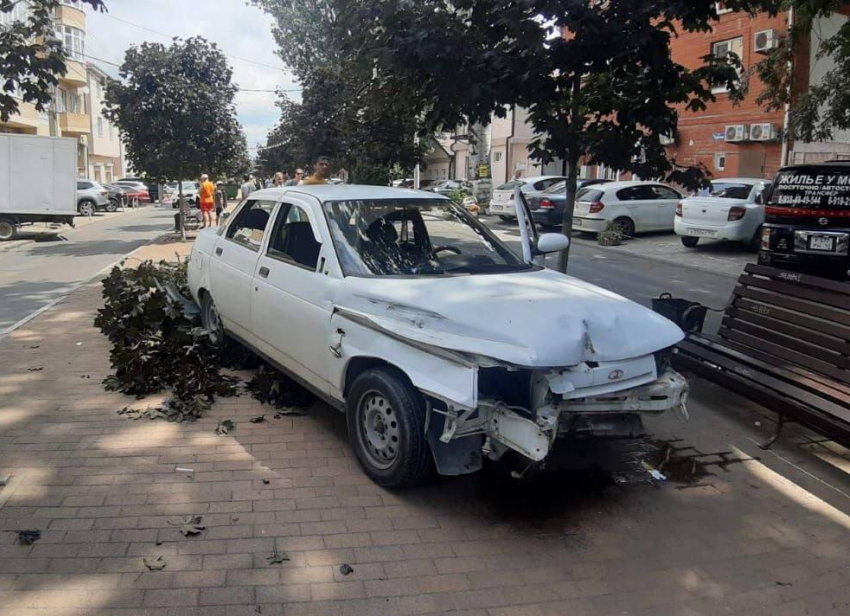 Автомобиль вылетел на тротуар и чуть не сбил семью с ребёнком в центре Анапы