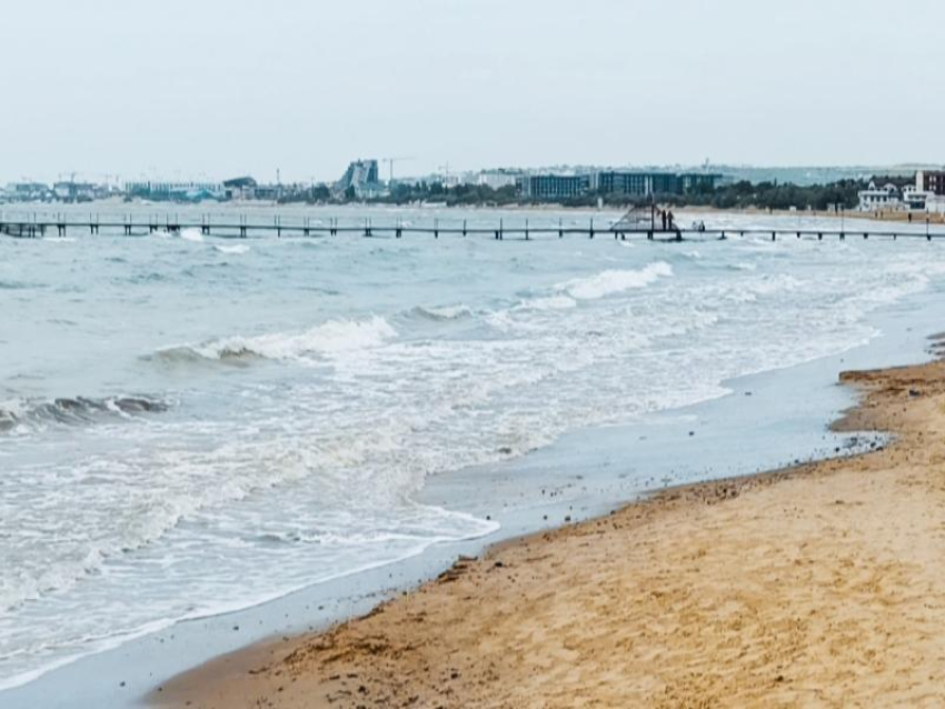 В Анапе снова запретили купаться: шторм и сильное донное течение