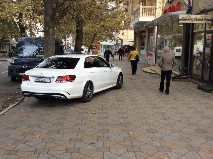 "Считает себя хозяином города...": анапчан возмутил припаркованный на тротуаре «Mercedes"