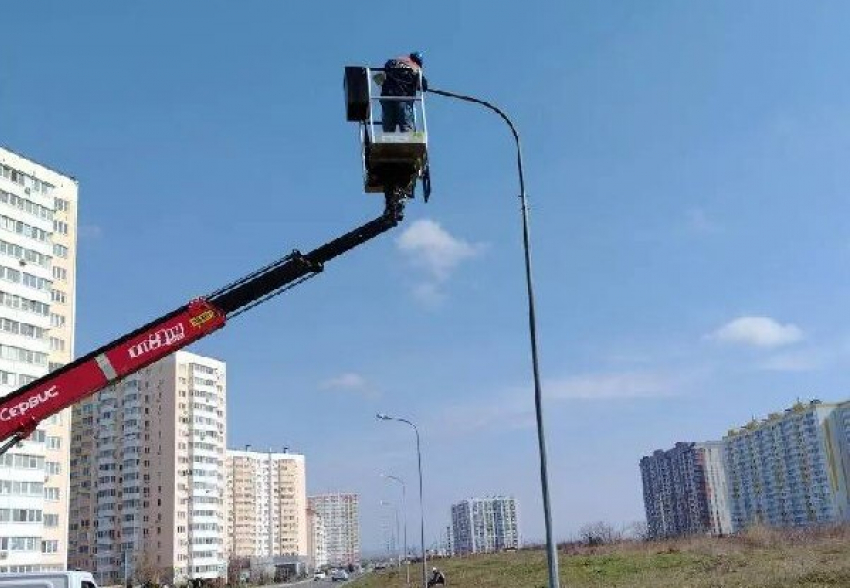 В микрорайоне Анапы ремонтируют уличное освещение