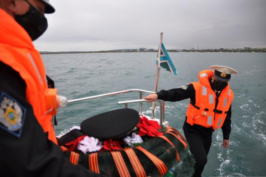 В акватории Анапы на воду возложили бескозырку