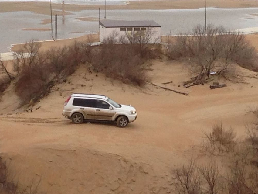«По барханам гоняют на внедорожнике»: возмущённый анапчанин прислал видео в редакцию