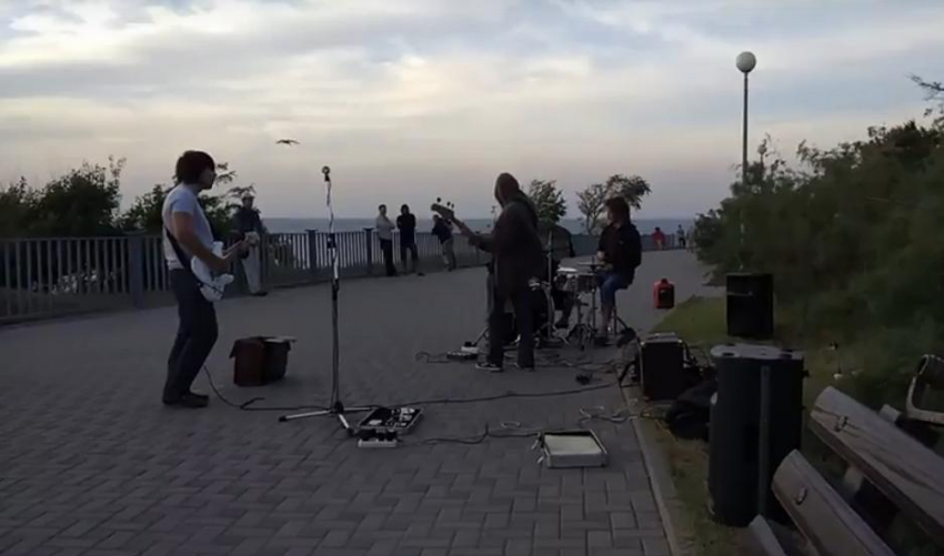 Невзирая на шторм уличные музыканты выступили на набережной Анапы