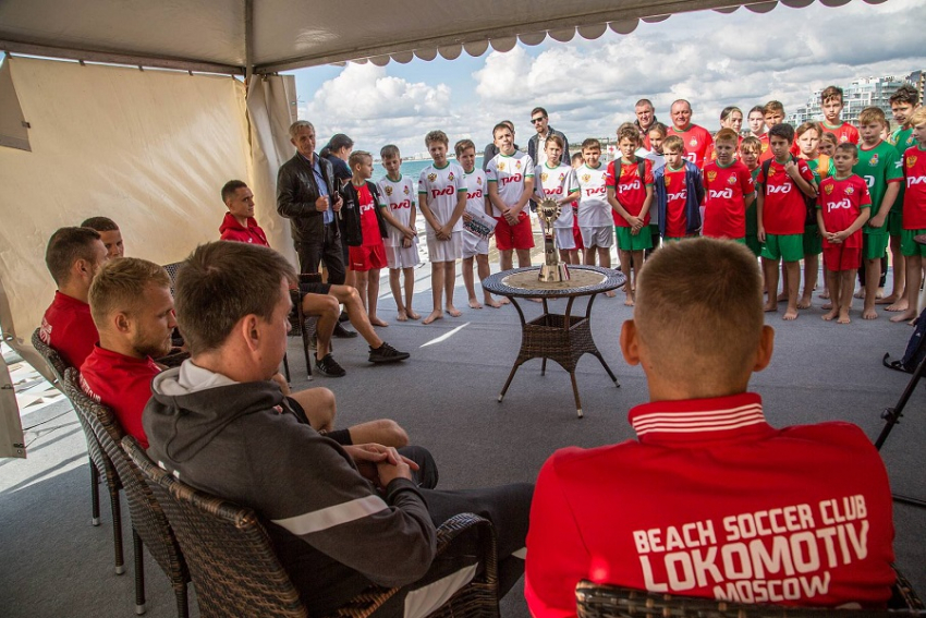 Юным анапчанам показали Кубок мира по пляжному футболу