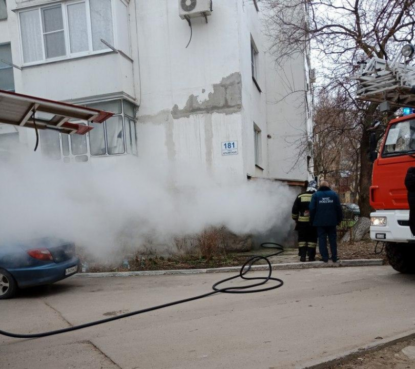 В Анапе полыхал огнём подвал жилой многоэтажки, причиной пожара мог стать поджог