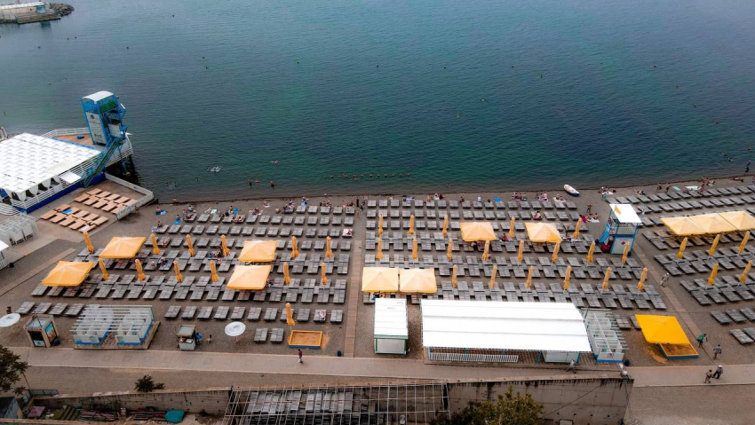 «Скоро в море будем загорать»: количество лежаков на пляже «Малая бухта» в Анапе зашкаливает